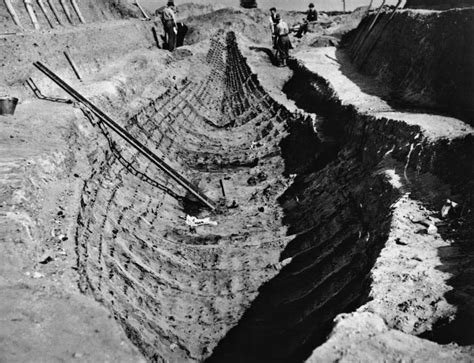  Sutton Hoo Ship Burial? A Monumental Testament to Anglo-Saxon Majesty and Intricate Craftsmanship!